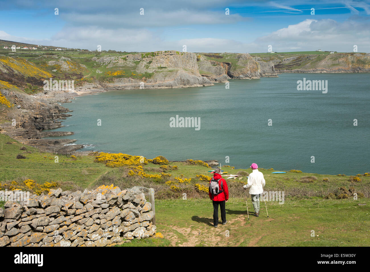 Regno Unito Galles, Swansea, Gower, Rhossili, due escursionisti matura al di sopra della Baia di caduta Foto Stock