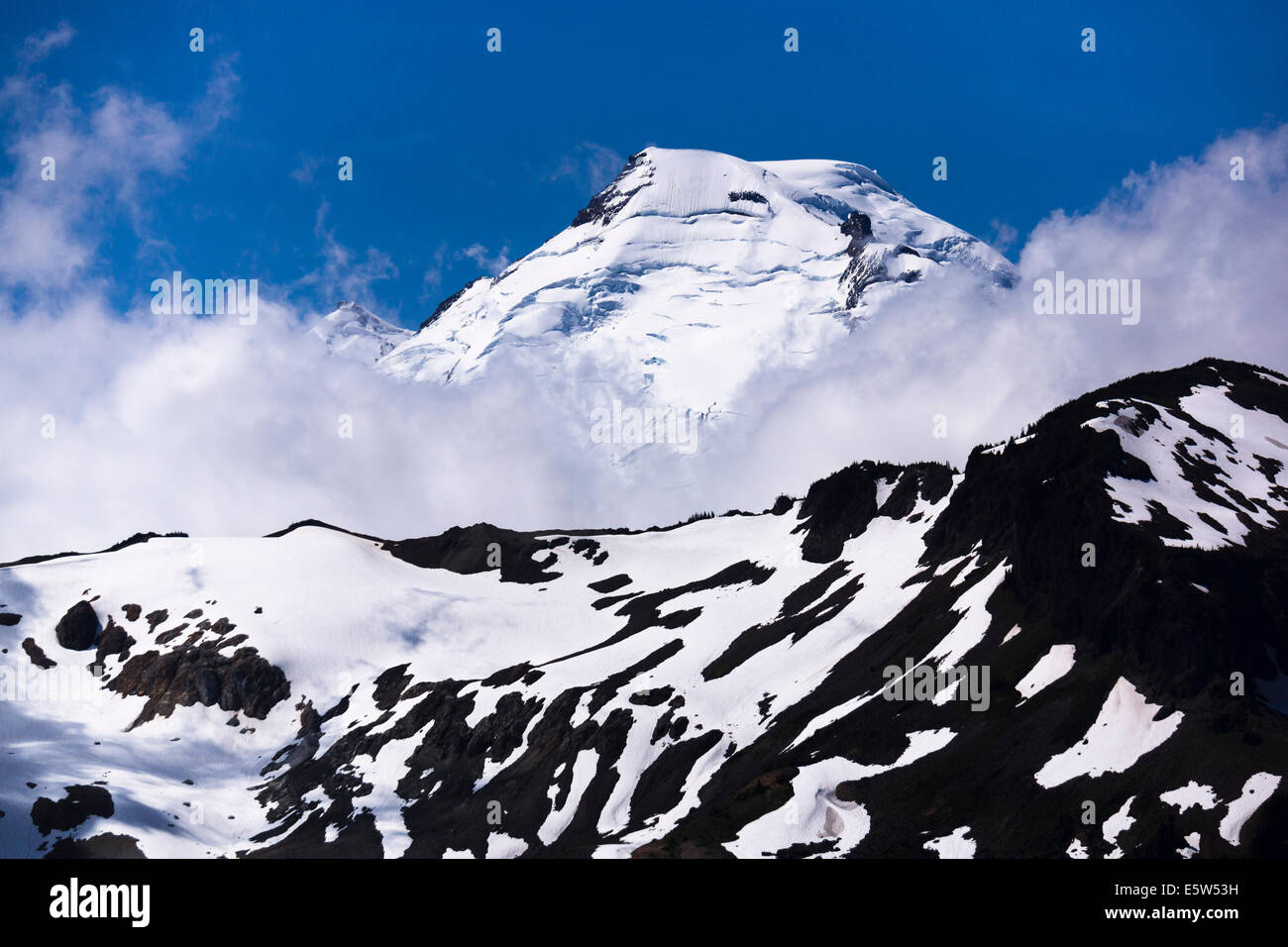 Mount Baker, quota 10,781 ft (3,286 m), visto da nord-est. Mt. Baker-Snoqualmie Foresta Nazionale, Washington, Stati Uniti d'America. Foto Stock