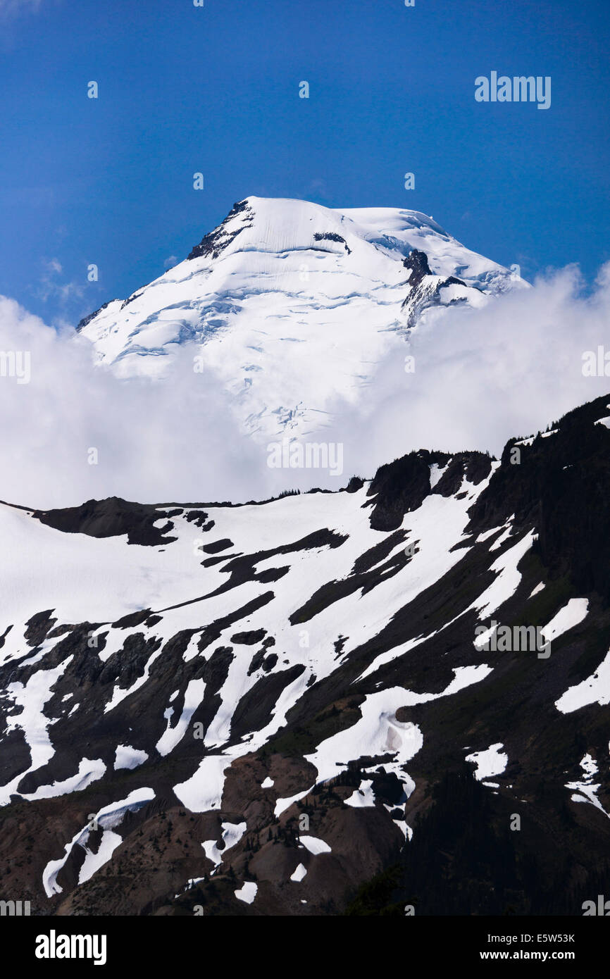 Mount Baker, quota 10,781 ft (3,286 m), visto da nord-est. Mt. Baker-Snoqualmie Foresta Nazionale, Washington, Stati Uniti d'America. Foto Stock