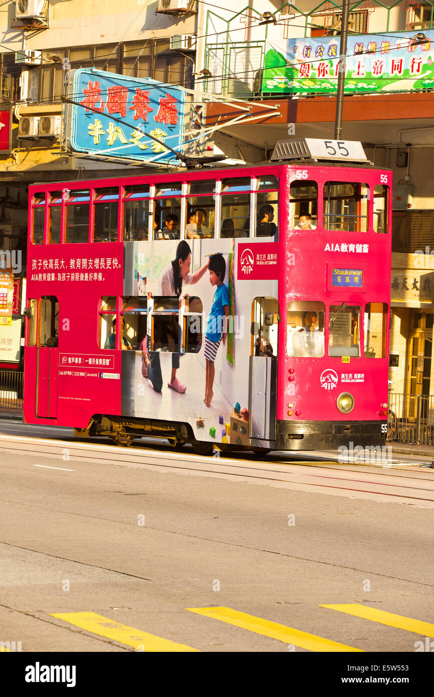 Mattina i pendolari. Centro storico di Hong Kong Tram su Kings Road, Fortress Hill, Hong Kong. Foto Stock