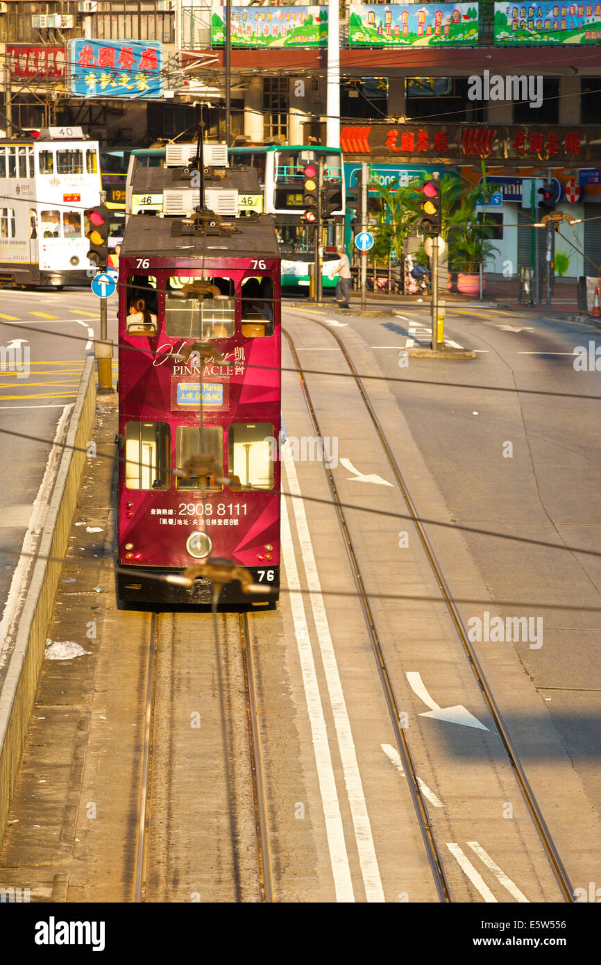 Vista in elevazione di un vecchio tram su Kings Road, Fortress Hill, Hong Kong. Foto Stock