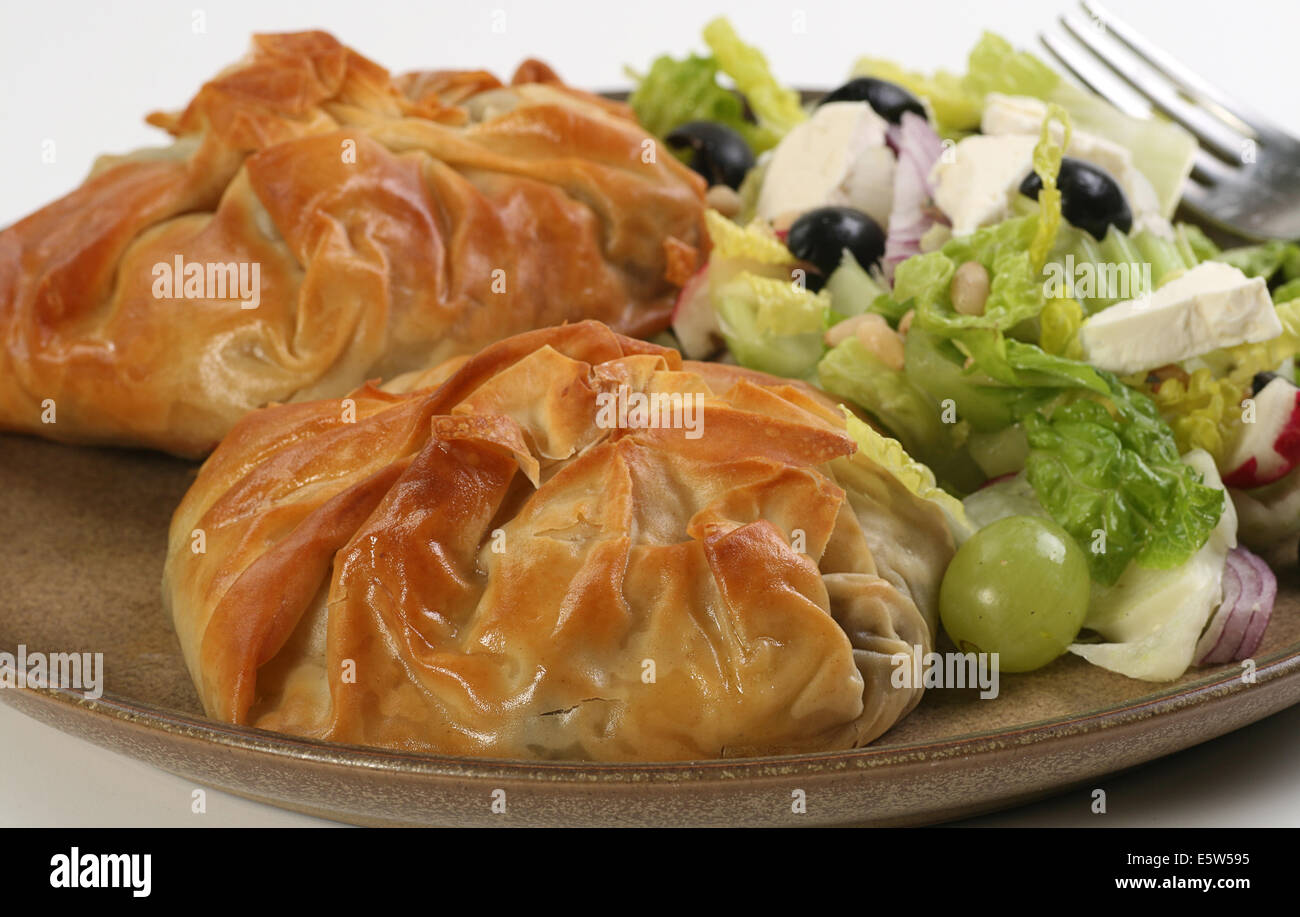 I pacchi di filo di pasta farcita con finocchio e fungo con insalata mista Foto Stock