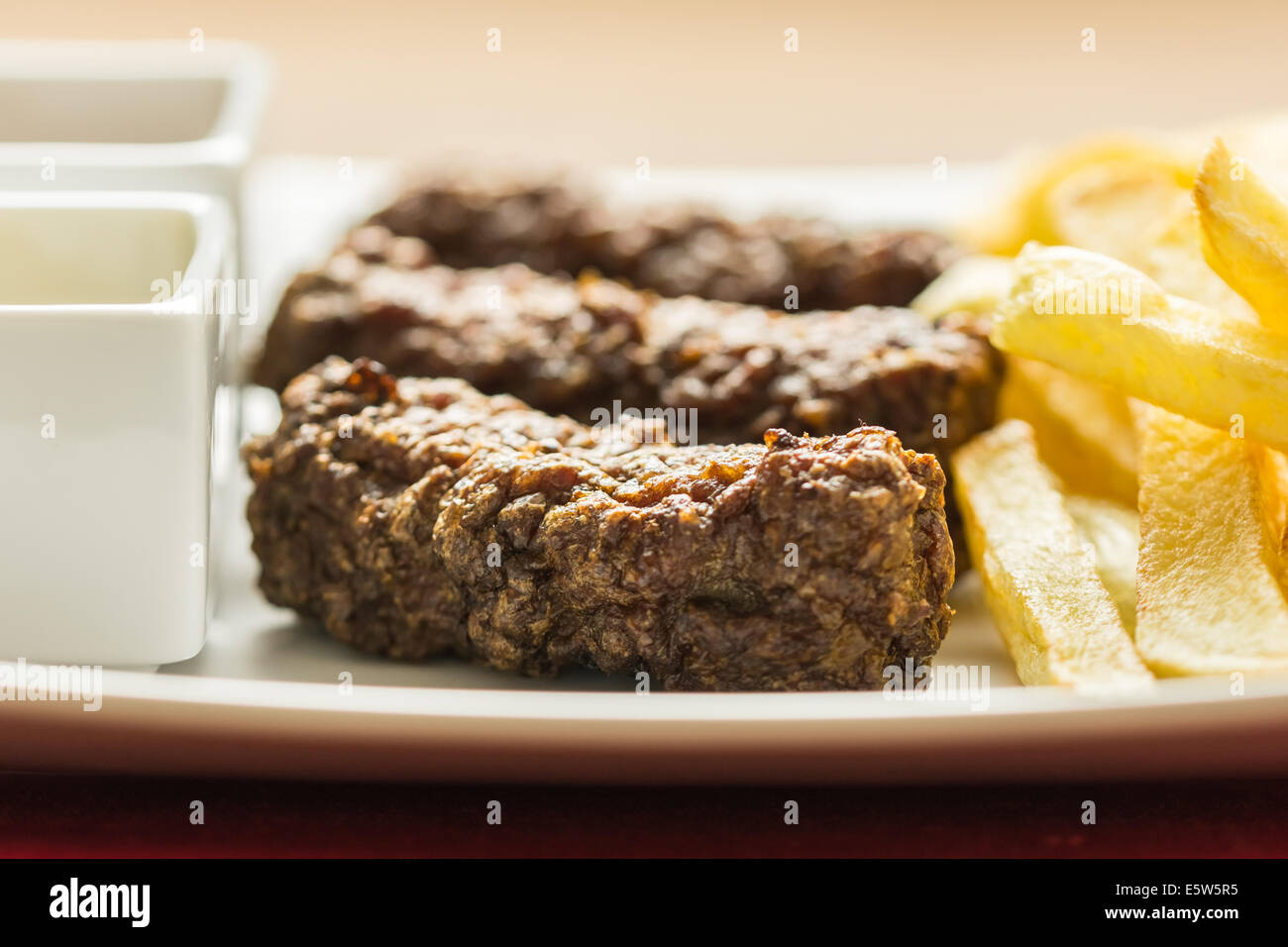 Tradizionale rumena Mici e patate fritte con Ketchup e Senape Close Up Foto Stock
