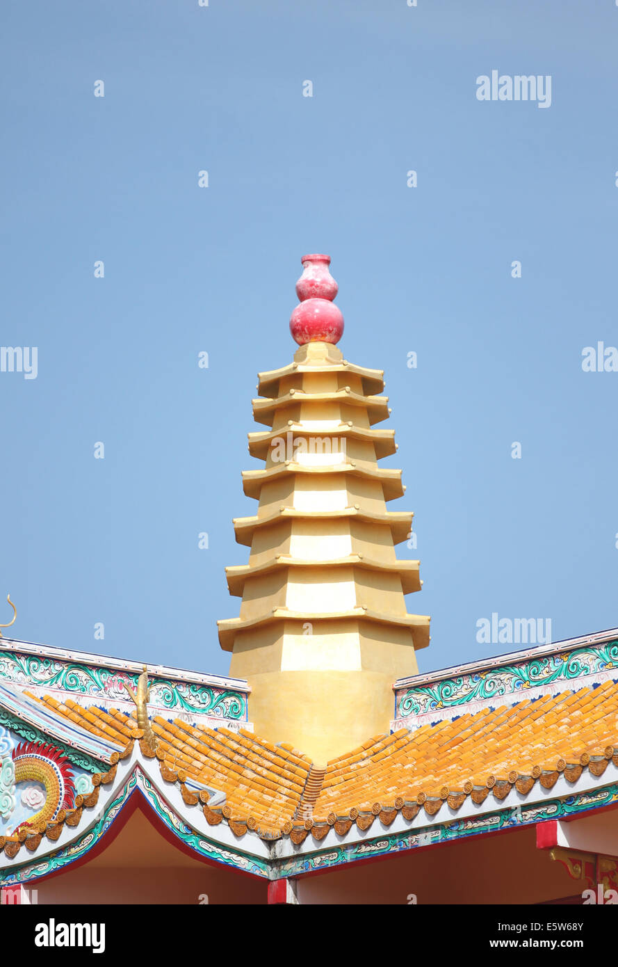 La pagoda dorata nel tempio Cinese,della Thailandia. Foto Stock