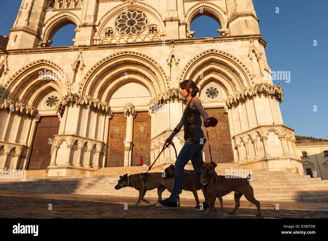 Donna con cani. Cattedrale. Cuenca Provenza. Castilla La Mancha. Spagna Foto Stock