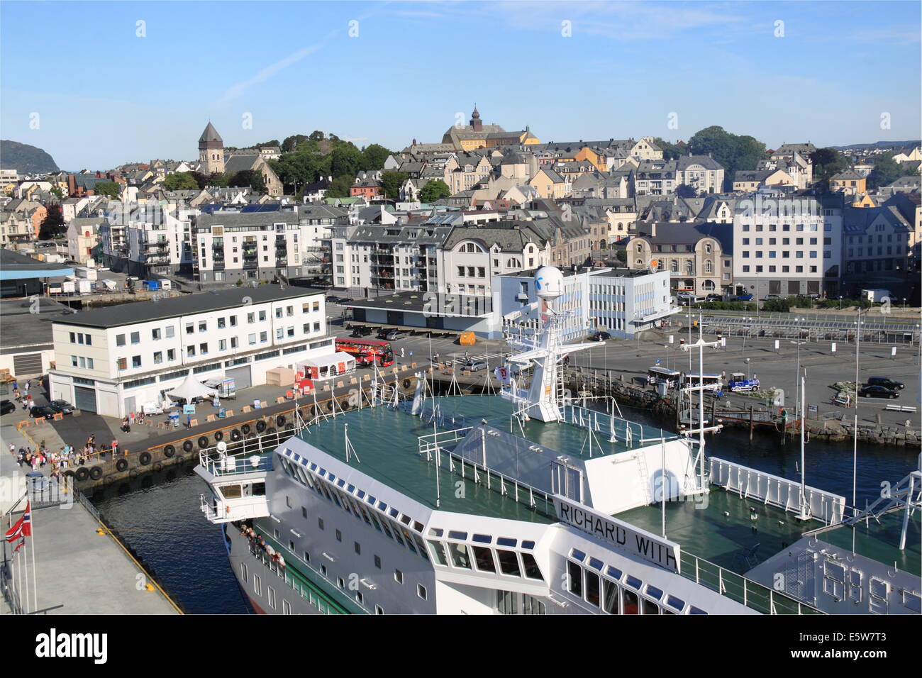 Hurtigruten MS Richard con ormeggiato a Ålesund, Sunnmøre, Møre og Romsdal, Vestlandet, Norvegia, Scandinavia, Europa Foto Stock