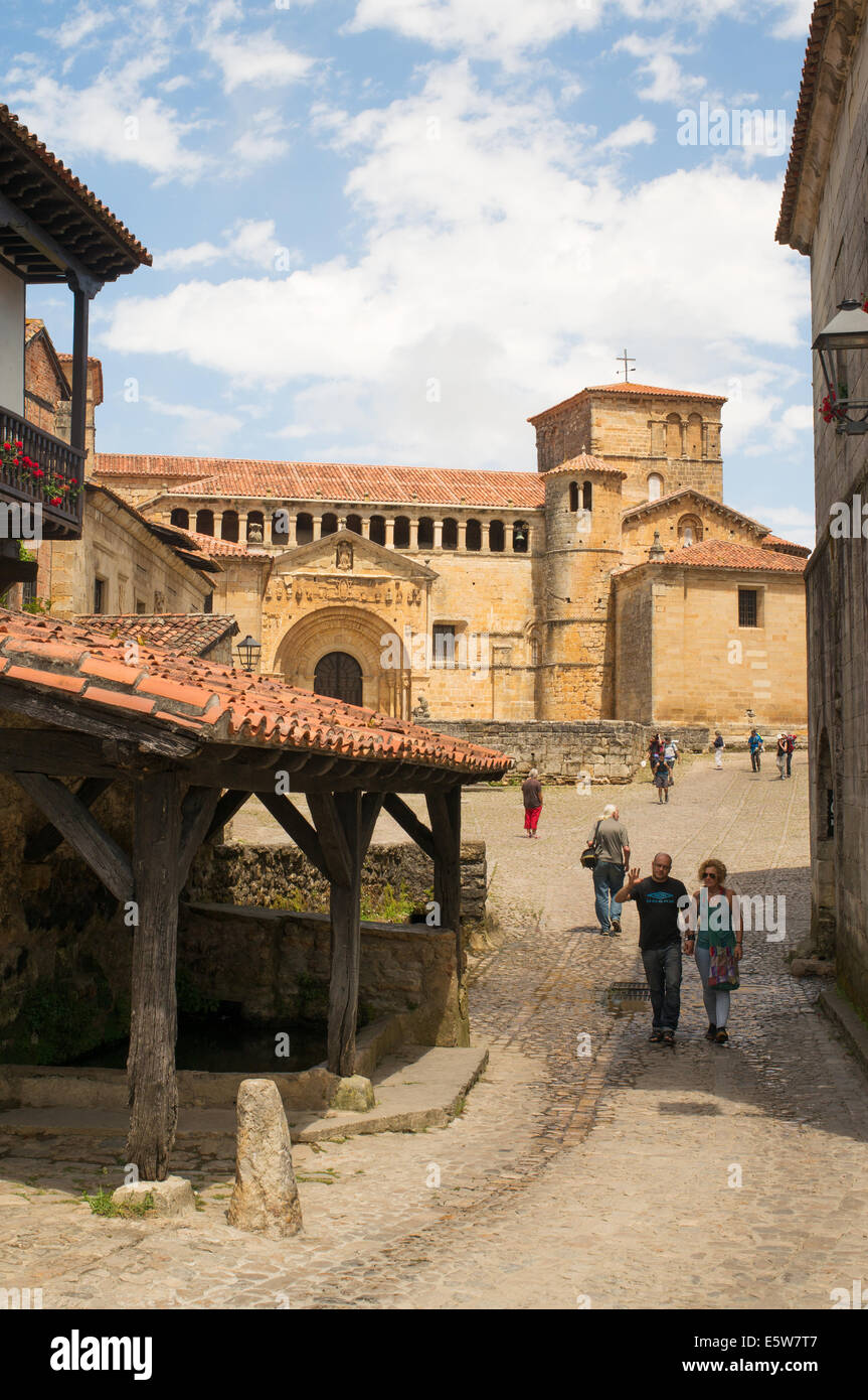 Giovane oltrepassando il vecchio lavatoio nei pressi di Santa Giuliana chiesa collegiata, Santillana del Mar, Cantabria, nel nord della Spagna, Europa Foto Stock