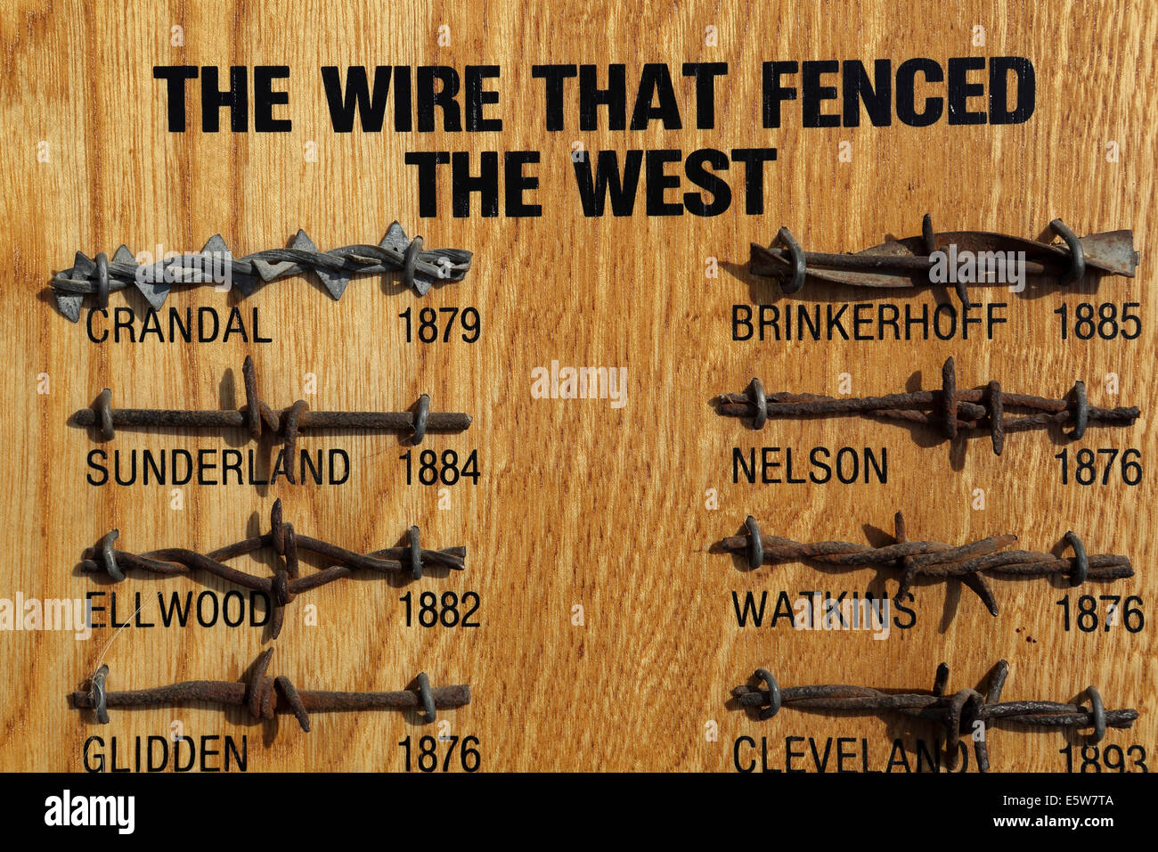 Esempi di stile di filo spinato usato in recinti nelle regioni occidentali degli Stati Uniti e del Canada. Foto Stock