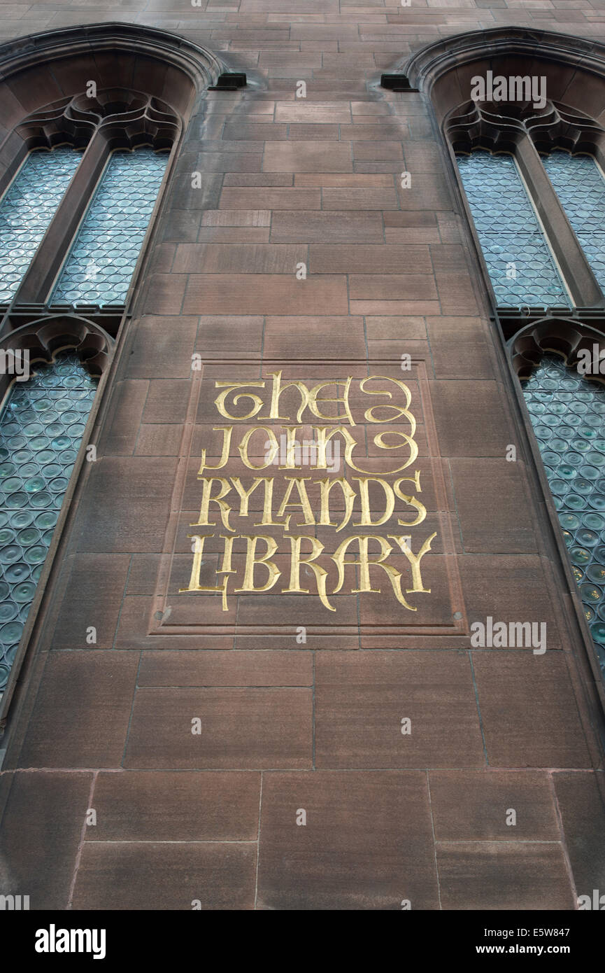 Il digital signage dallo storico John Rylands Library edificio su Deansgate Manchester che si è aperto in 1900 (solo uso editoriale) Foto Stock