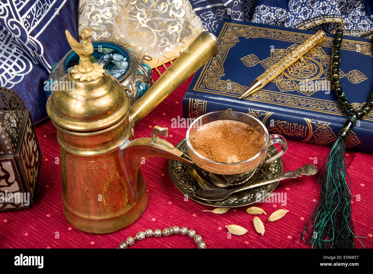 Tradizionale caffè arabo servito con semi di cardamomo Foto Stock