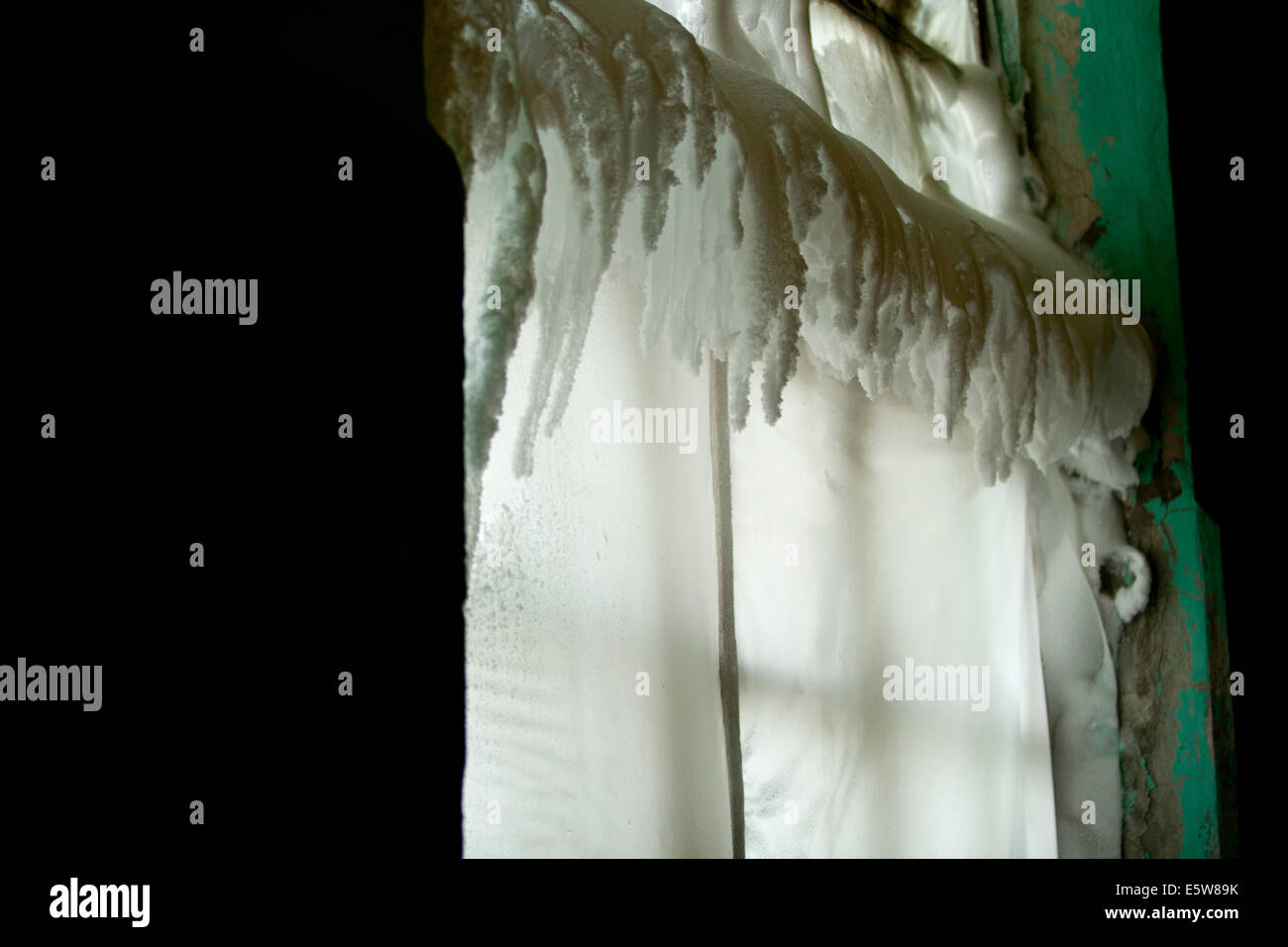 In ghiaccio all'interno dei cristalli di windows Foto Stock