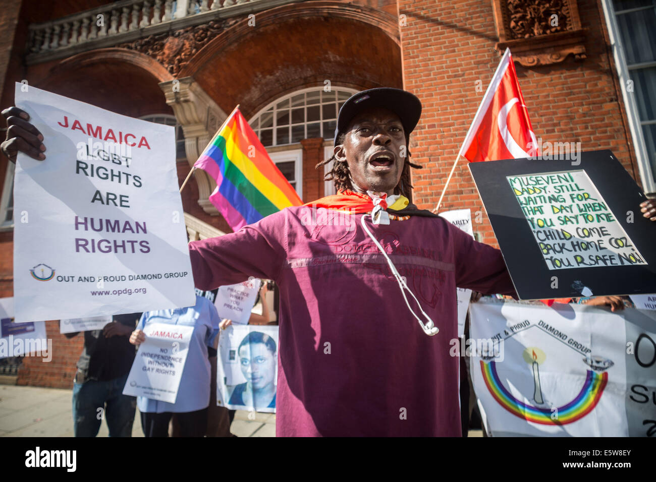 Londra, Regno Unito. Il 6 agosto, 2014. LGBT protesta all' abrogazione Anti-Gay diritto' fuori il giamaicano Alta commissione Credito: Guy Corbishley/Alamy Live News Foto Stock