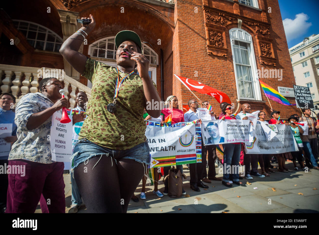 Londra, Regno Unito. Il 6 agosto, 2014. LGBT protesta all' abrogazione Anti-Gay diritto' fuori il giamaicano Alta commissione Credito: Guy Corbishley/Alamy Live News Foto Stock