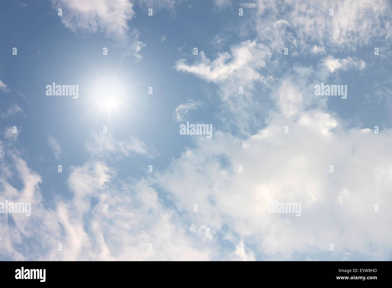Cielo blu e nuvole bianche per lo sfondo in un giorno chiaro. Foto Stock
