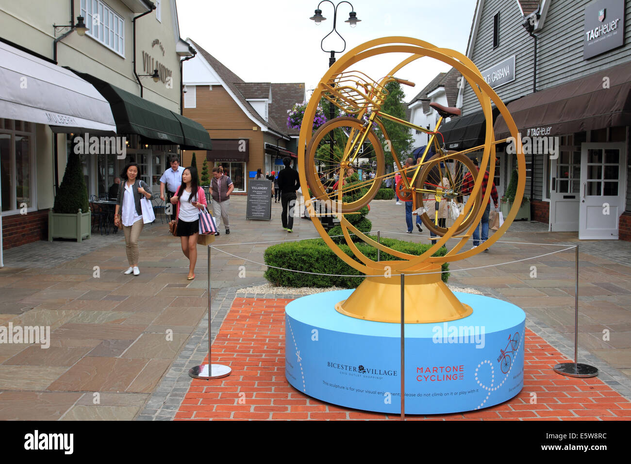 Il Villaggio di Bicester,bicicletta,due giovani cinesi shopping,Bicester Oxford, Regno Unito Foto Stock