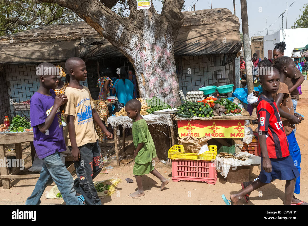 Sgabello Street-life mercato e bambini su strada da Dakar a Lac Rose, Senegal Foto Stock