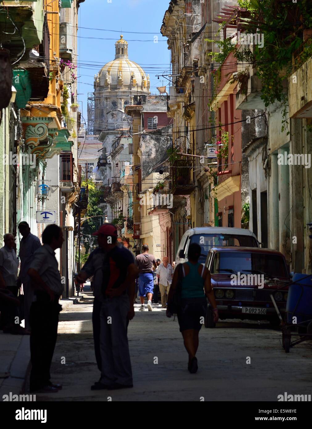 Scena di strada nella parte vecchia di La Habana, il museo della rivoluzione in background Foto Stock