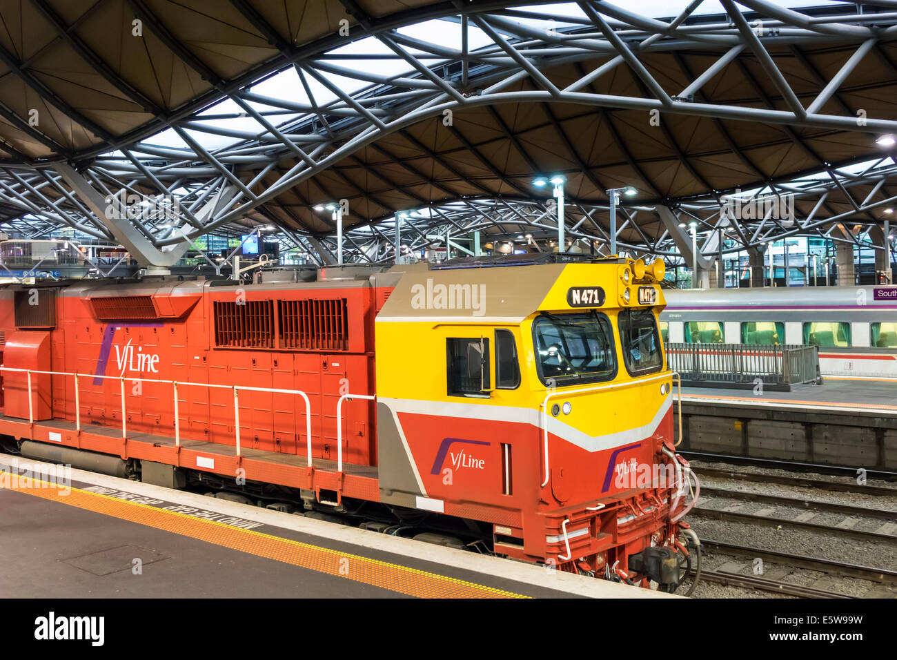 Melbourne Australia, Southern Cross Station, metro, ferrovia, treno, orario, terminal, motore, V/Line, AU140323003 Foto Stock