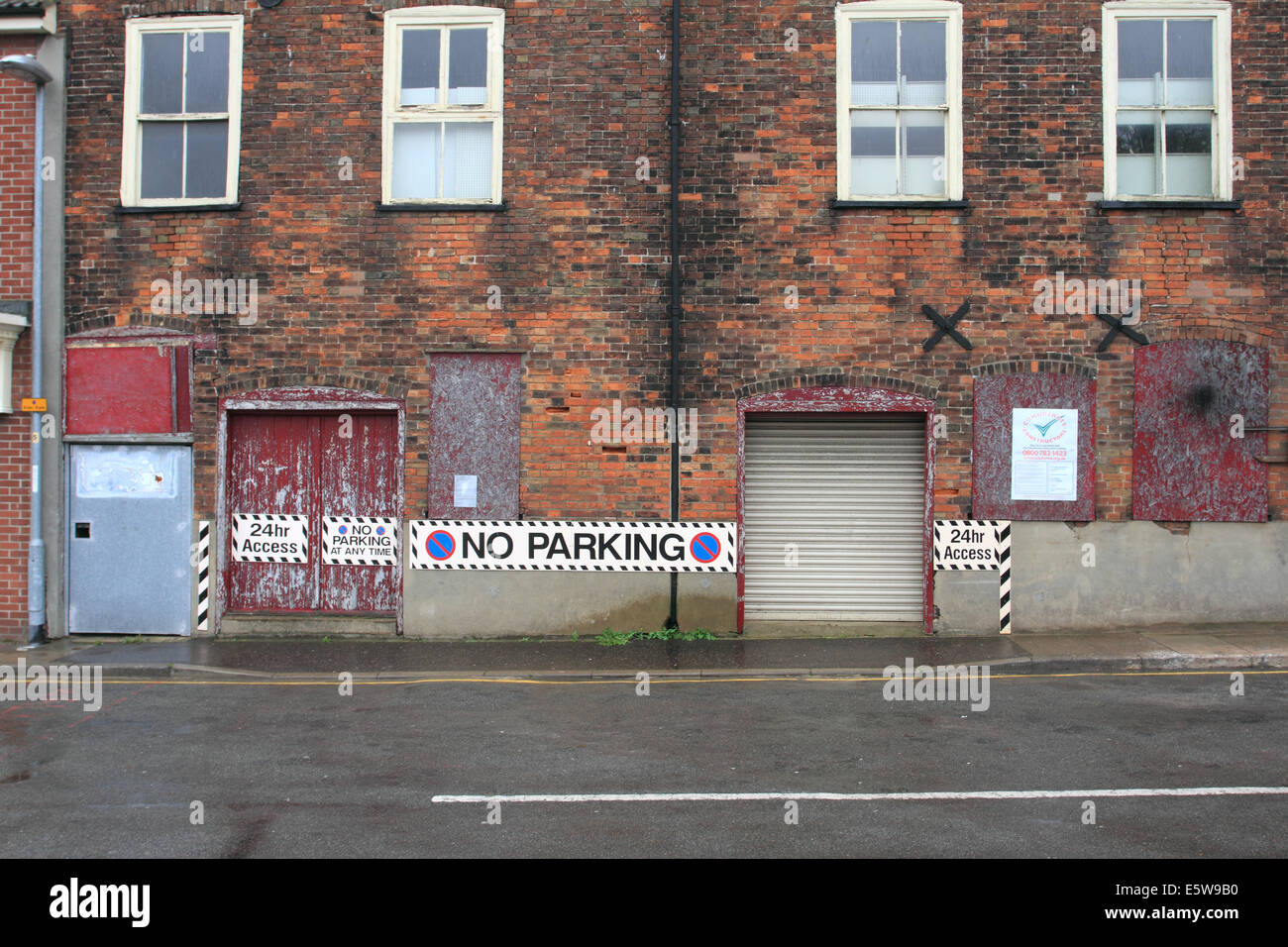 Vecchio edificio con nessun segno di parcheggio, Great Yarmouth,Norfolk, Regno Unito Foto Stock