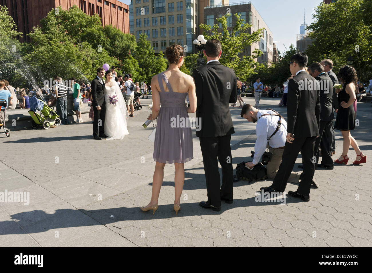 Il fotografo si prepara a prendere la fotografia di matrimonio vicino alla fontana a Washington Square Park di New York, 2014. Foto Stock