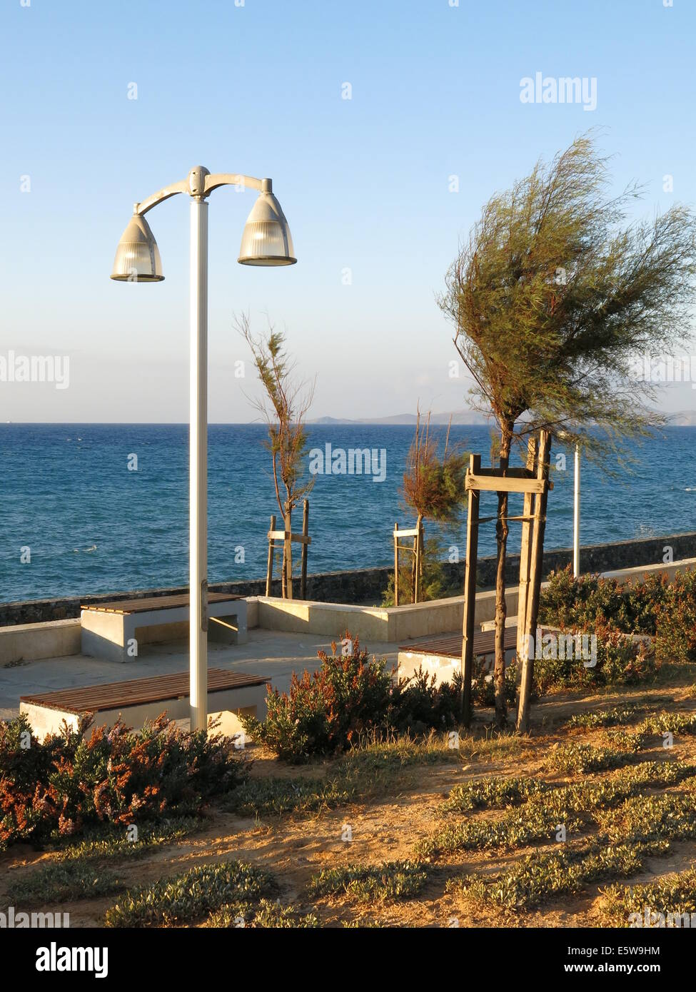 Parcheggio e area picnic accanto al mare, sul lungomare, Heraklion Creta Foto Stock