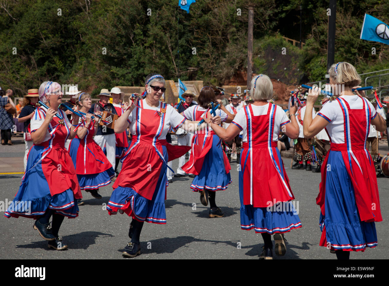 Sidmouth, Devon, Regno Unito. Il 6 agosto, 2014. Musica e Danza al annuale di Musica Folk di Sidmouth settimana una donna intasare danze Morris team Credit: Anthony Collins/Alamy Live News Foto Stock