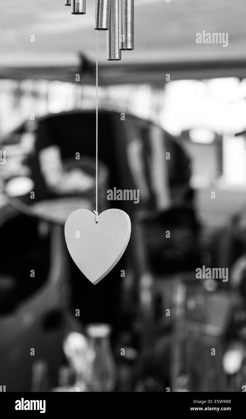 White amore Valentines cuore appeso sulla corda Foto Stock