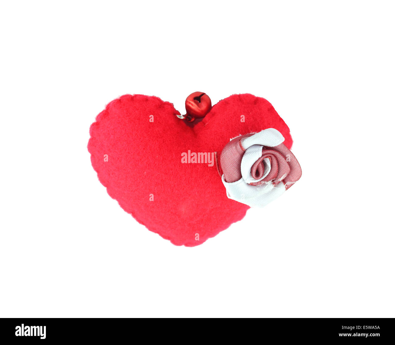 Romantico di vintage artificiale cuore rosso su sfondo bianco. Foto Stock
