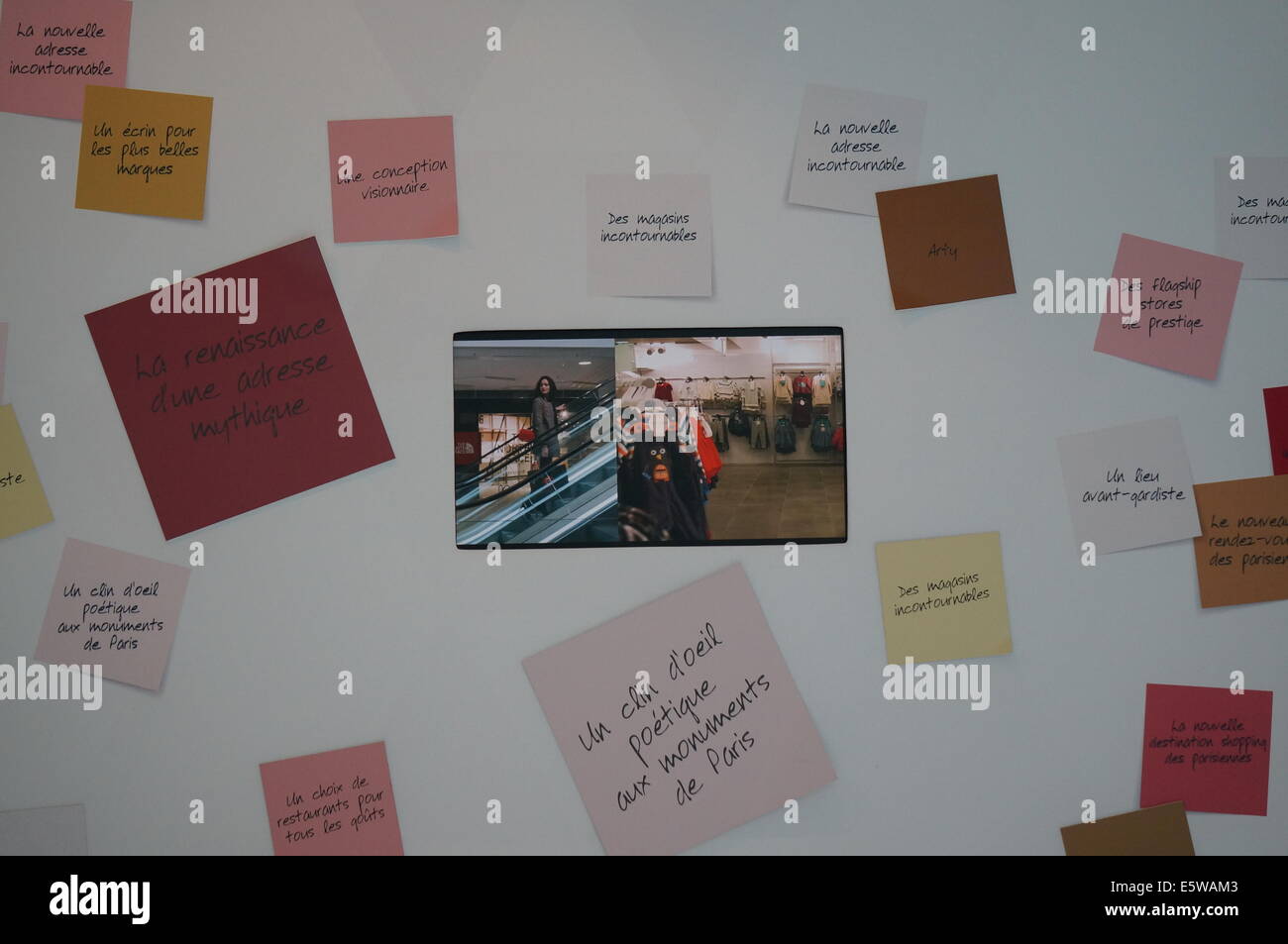 Il disegno sulla parete interna le centro commerciale Beaugrenelle con schermo LED trasmettendo il suo spot in medio Foto Stock