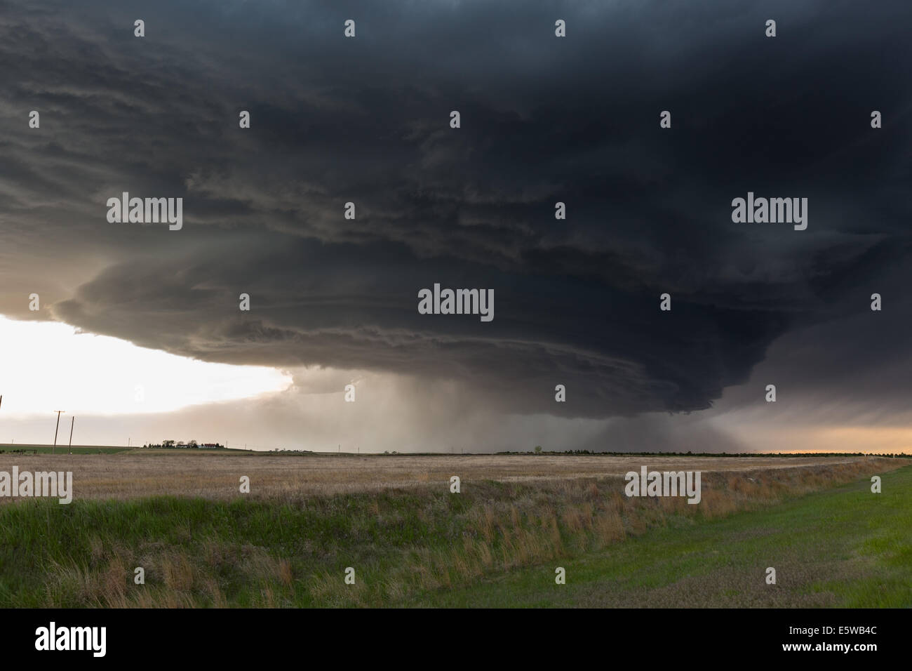 Un classico di alta pianura bassa precipitazione supercell temporale tenendo su mothership aspetto striato con caduta di grandine striature Foto Stock