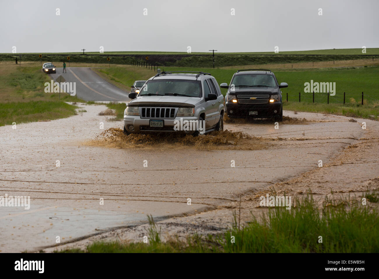 Flash improvvise inondazioni pericolosamente supera una autostrada in Colorado Foto Stock