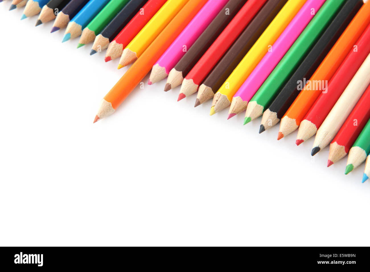 Mescolare le matite colorate su sfondo bianco. Foto Stock