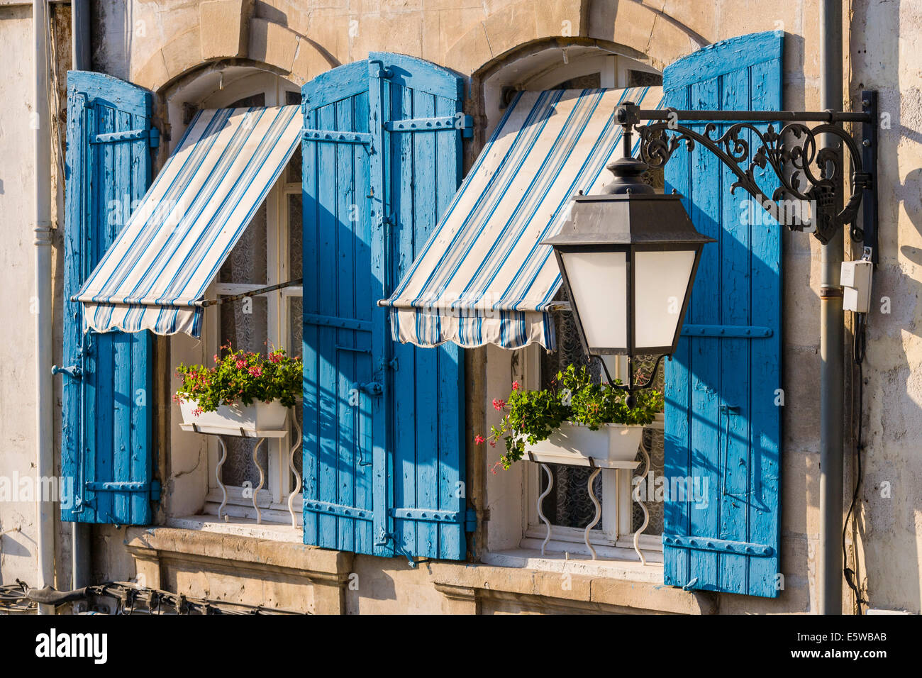 Windows, Place de la République, Arles, Francia. JMH6267 Foto Stock