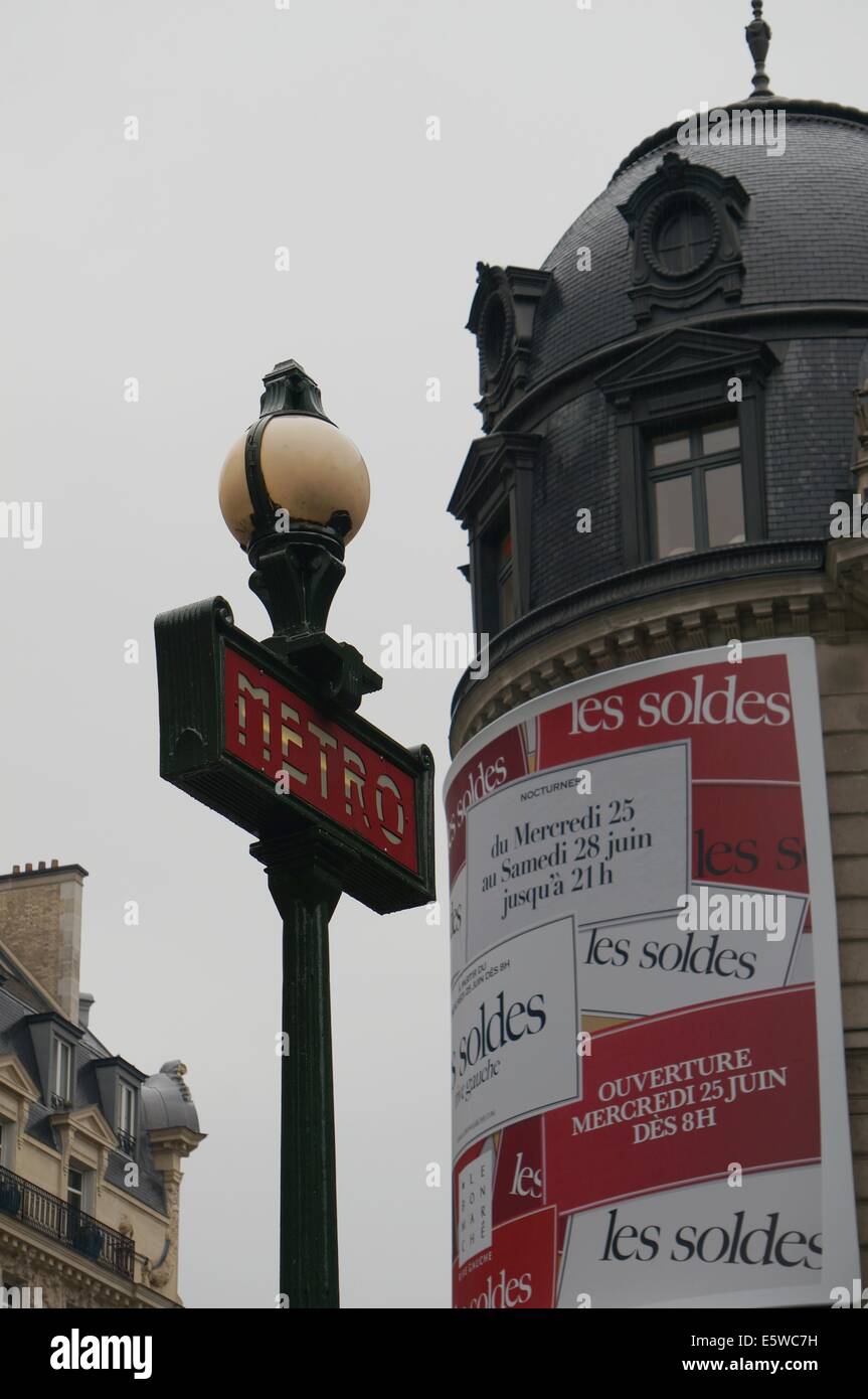 Parigi metro rossa segno su un lampione accanto al grande magazzino Le Bon Marché (il buon mercato, il buon affare) Foto Stock