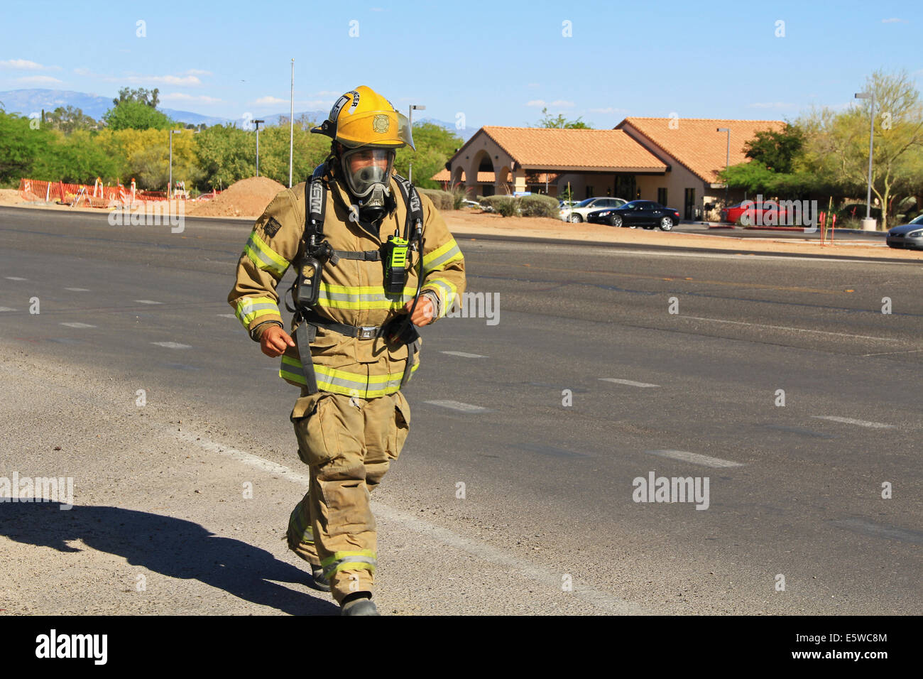 Firefighter Formazione in tuta protettiva Foto Stock