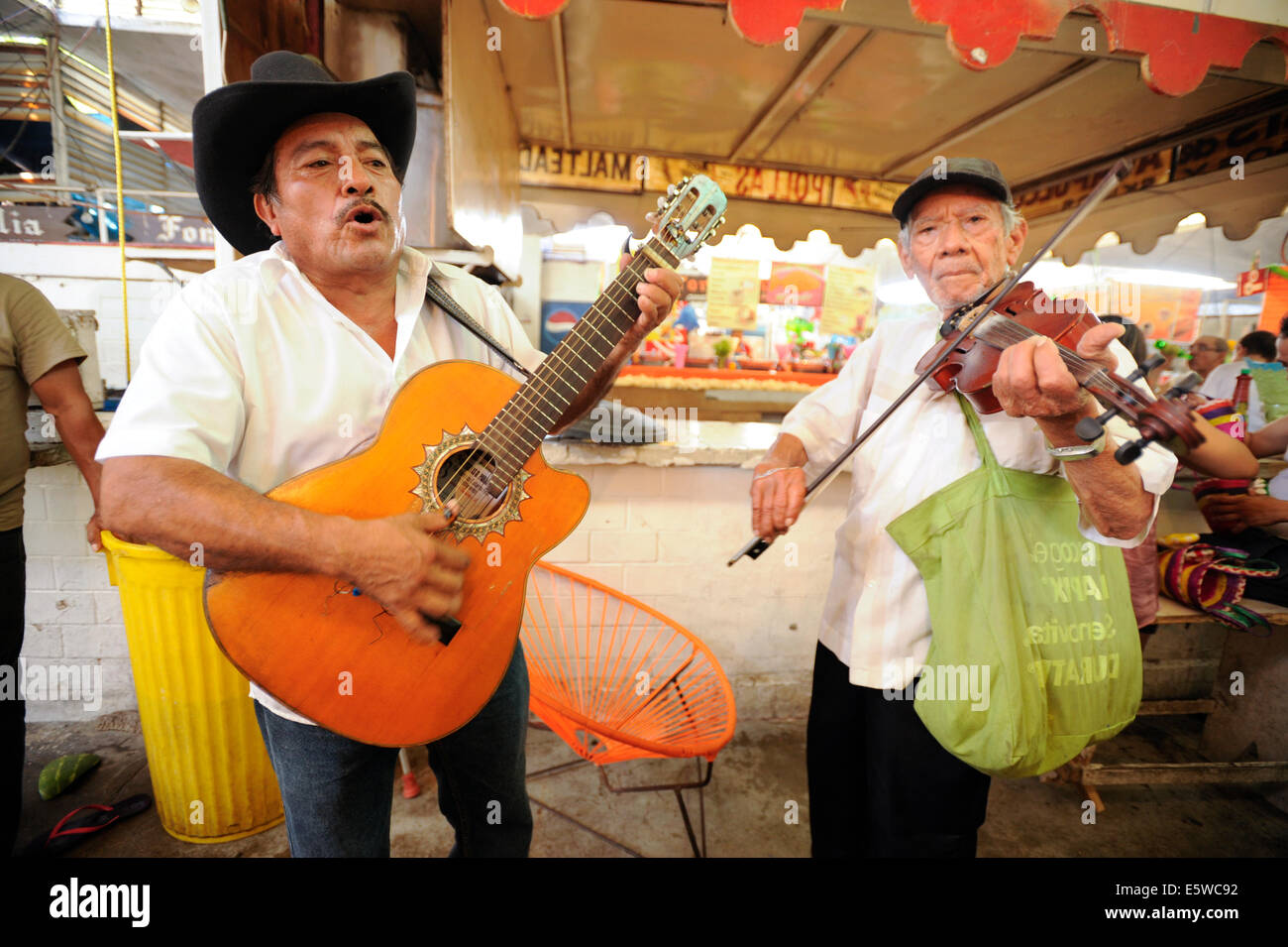 Messicano cantori popolari nel mercato, Acapulco, Messico Foto Stock