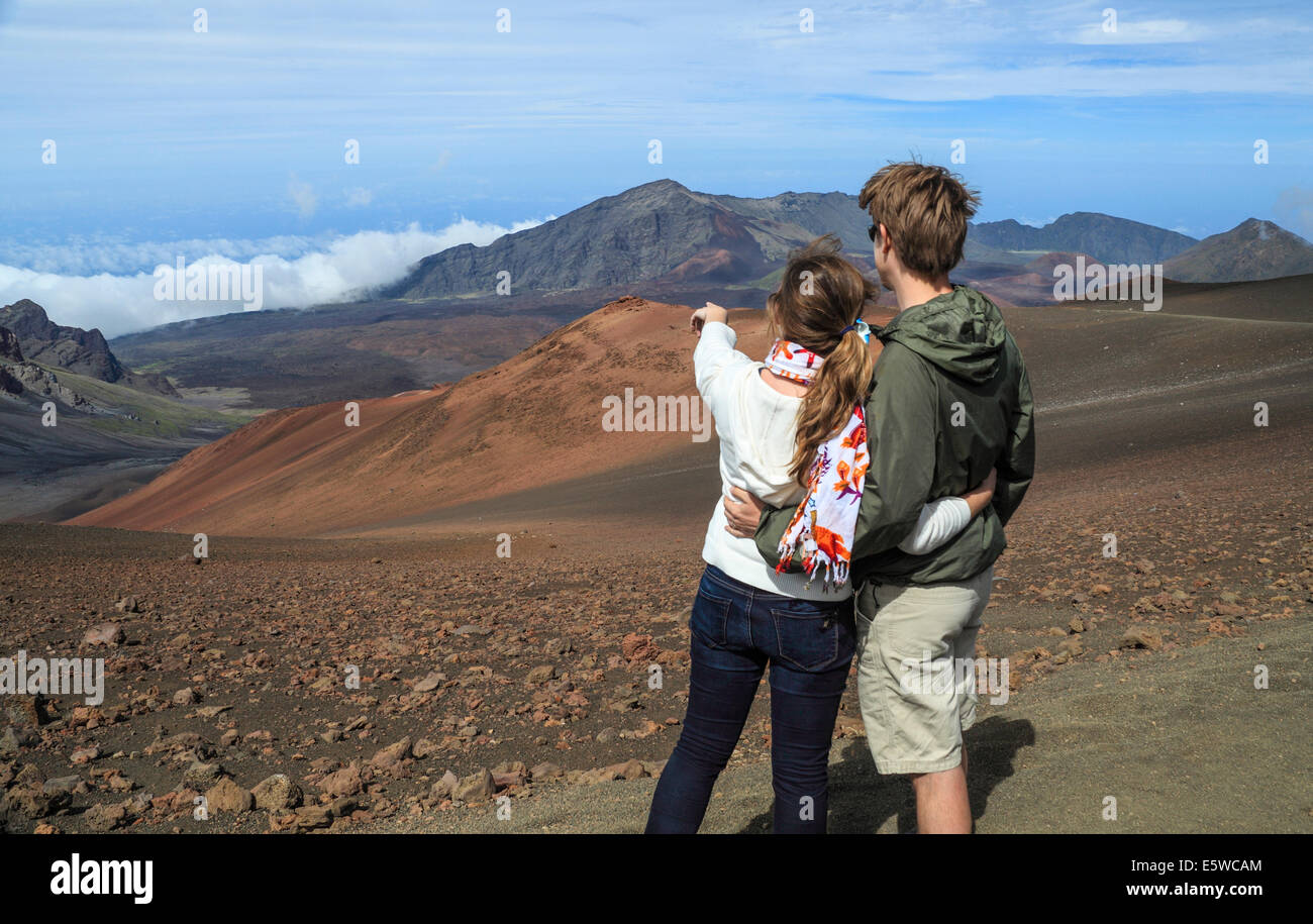 Giovane sulle sabbie di scorrimento Trail a Haleakala National Park Foto Stock