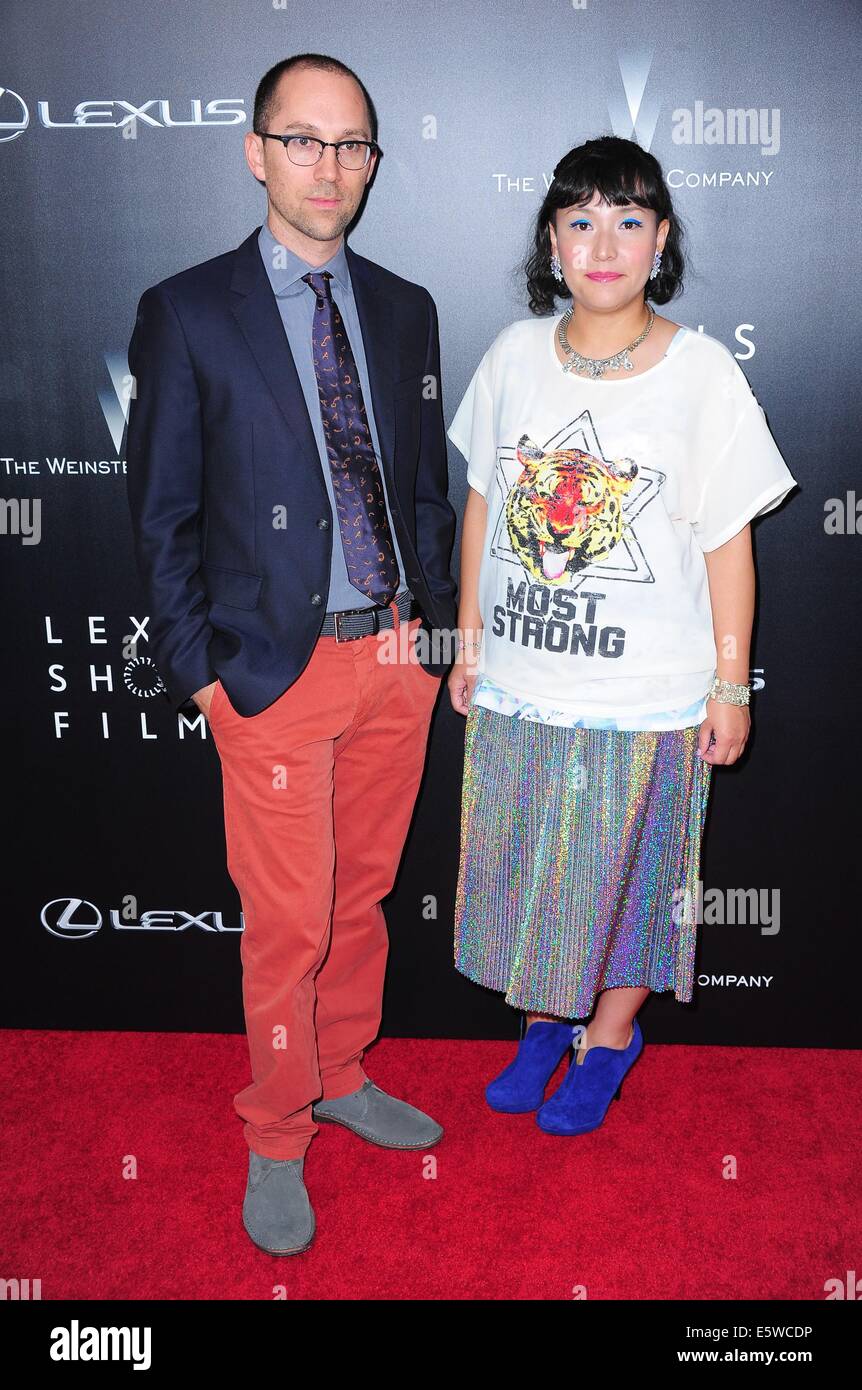 New York, NY, STATI UNITI D'AMERICA. Il 6 agosto, 2014. David Wain, Satsuki Okawa presso gli arrivi per la seconda edizione di "La vita è incredibile' Lexus Cortometraggi serie Premiere, La Scuola di Arti Visive (SVA) Theatre di New York, NY, 6 agosto 2014. Credito: Gregorio T. Binuya/Everett raccolta/Alamy Live News Foto Stock