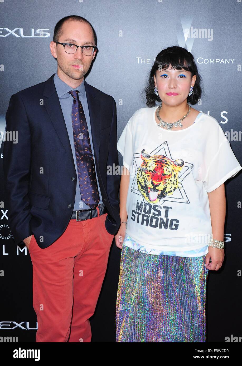 New York, NY, STATI UNITI D'AMERICA. Il 6 agosto, 2014. David Wain, Satsuki Okawa presso gli arrivi per la seconda edizione di "La vita è incredibile' Lexus Cortometraggi serie Premiere, La Scuola di Arti Visive (SVA) Theatre di New York, NY, 6 agosto 2014. Credito: Gregorio T. Binuya/Everett raccolta/Alamy Live News Foto Stock