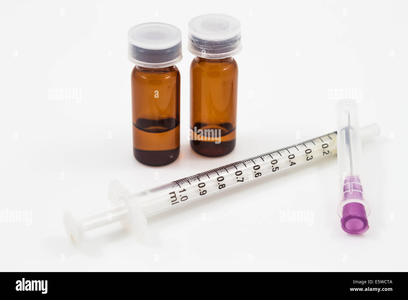 Medicina e fiale siringa isolati su sfondo bianco, stock photo Foto Stock