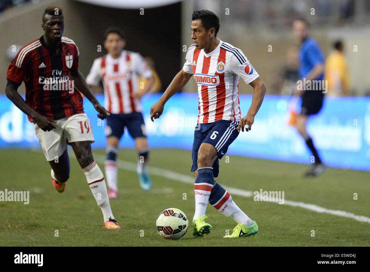 Houston, Texas, Stati Uniti d'America. Il 6 agosto, 2014. Chivas de Guadalajara defender Omar Esparza (6) controlla la sfera durante un amichevole tra AC Milan e Chivas de Guadalajara a NRG Stadium di Houston, TX il 6 agosto 2014. Il Milan ha vinto il gioco di 3-0. Credito: Trask Smith/ZUMA filo/Alamy Live News Foto Stock