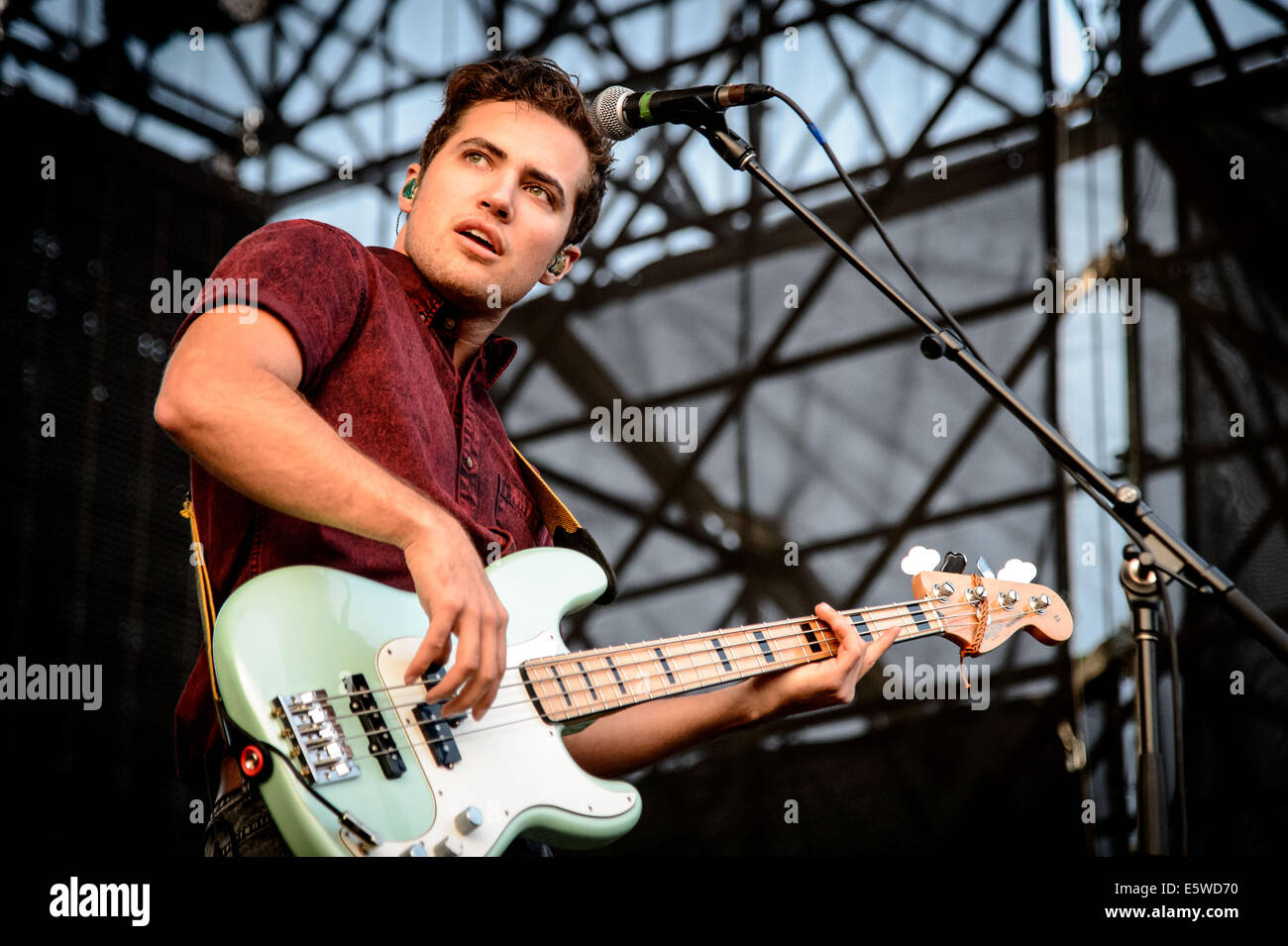 Toronto, Ontario, Canada. Il 6 agosto, 2014. Il bassista KEVIN RAY di Indie rock band 'a piedi la luna' esegue a Echo Beach. Credito: Igor Vidyashev/ZUMA filo/Alamy Live News Foto Stock