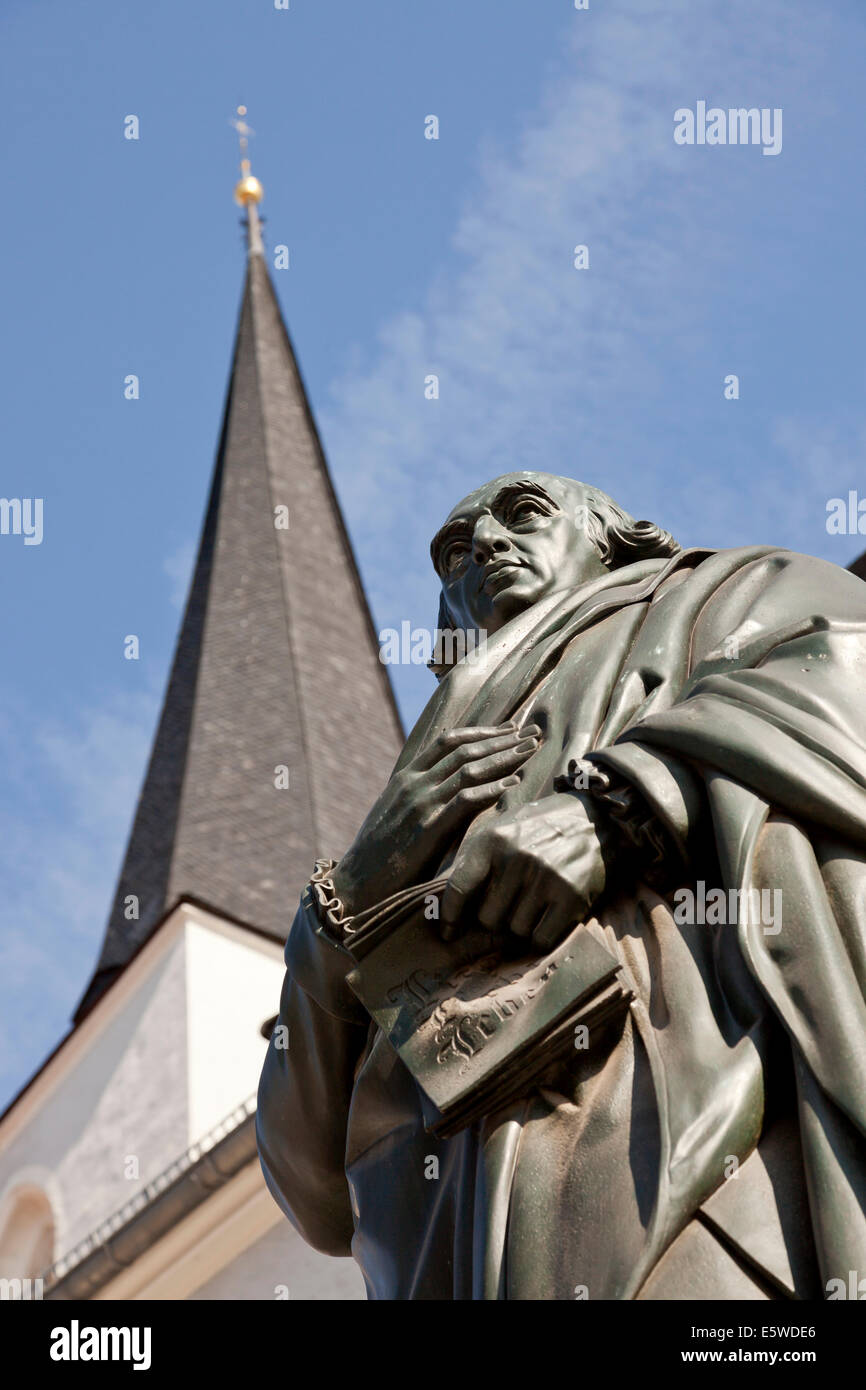 Johann Gottfried Herder monumento e la proposta evangelica di san Pietro e Paolo la Chiesa al Herderplatz a Weimar e Turingia, in Germania, in EUR Foto Stock
