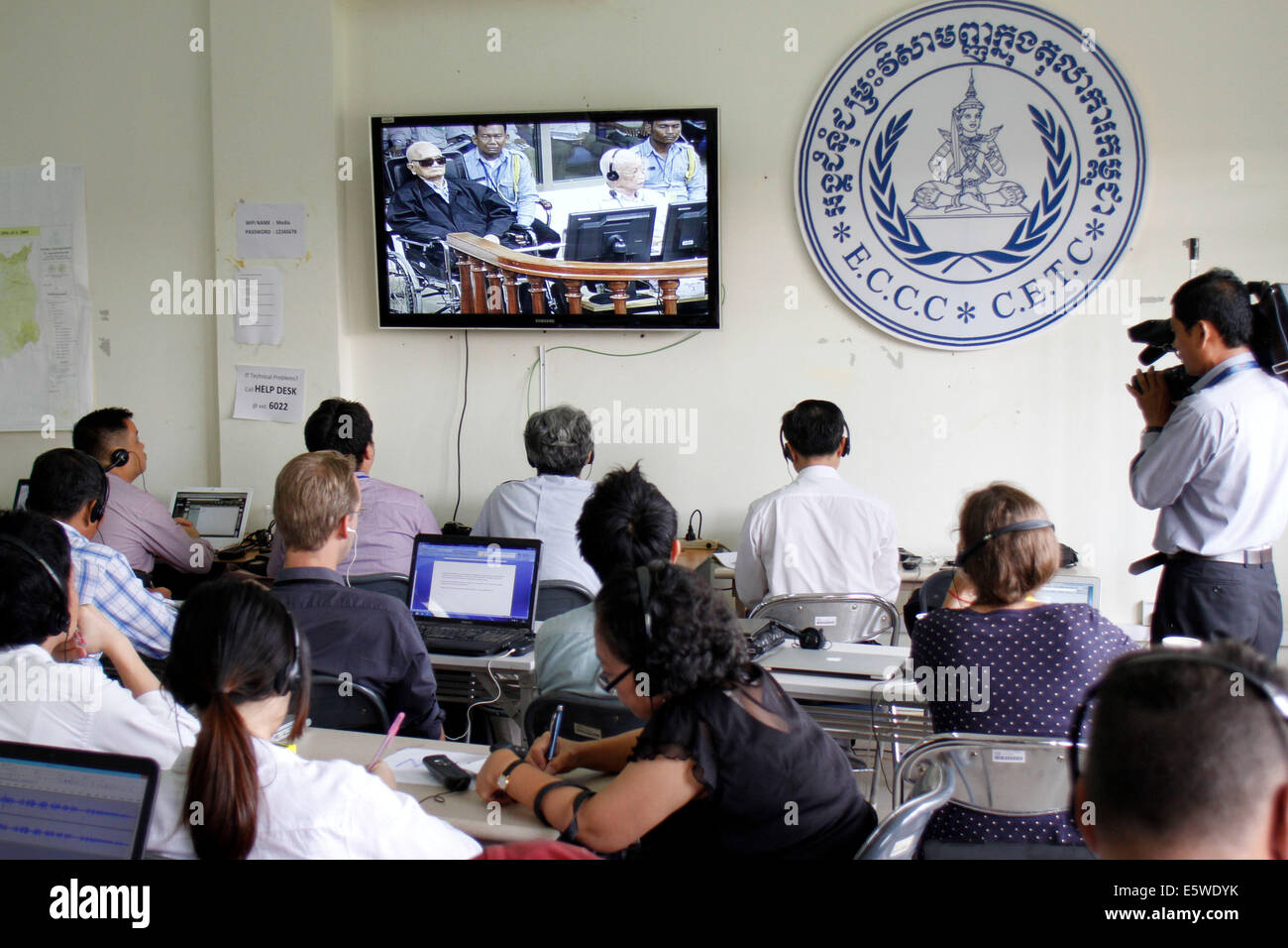 Phnom Penh Cambogia. Il 7 agosto, 2014. I membri dei media guarda il pronunciamento della sentenza contro due invecchiamento ex top leader della Kampuchea democratica in Phnom Penh in Cambogia, il 7 agosto 2014. Le Nazioni Unite del tribunale per i crimini di guerra condannato due invecchiamento ex top leader della Kampuchea democratica, noto anche come Khmer Rossi, di atrocità dei crimini contro l umanità e li ha condannati a vita in prigione, secondo un verdetto pronunciato dal presidente del tribunale nulla Nonn, a giovedì. Credito: Sovannara/Xinhua/Alamy Live News Foto Stock