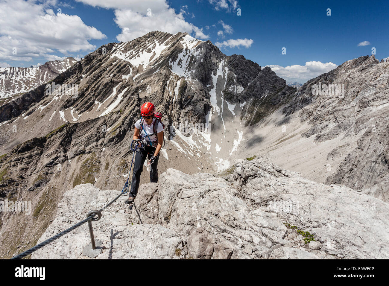 Alpinista, salita sul Imst ferrata sul Maldonkopf nella Valle del Lech Alpi, Hochimst, Imst, Tirolo, Austria Foto Stock