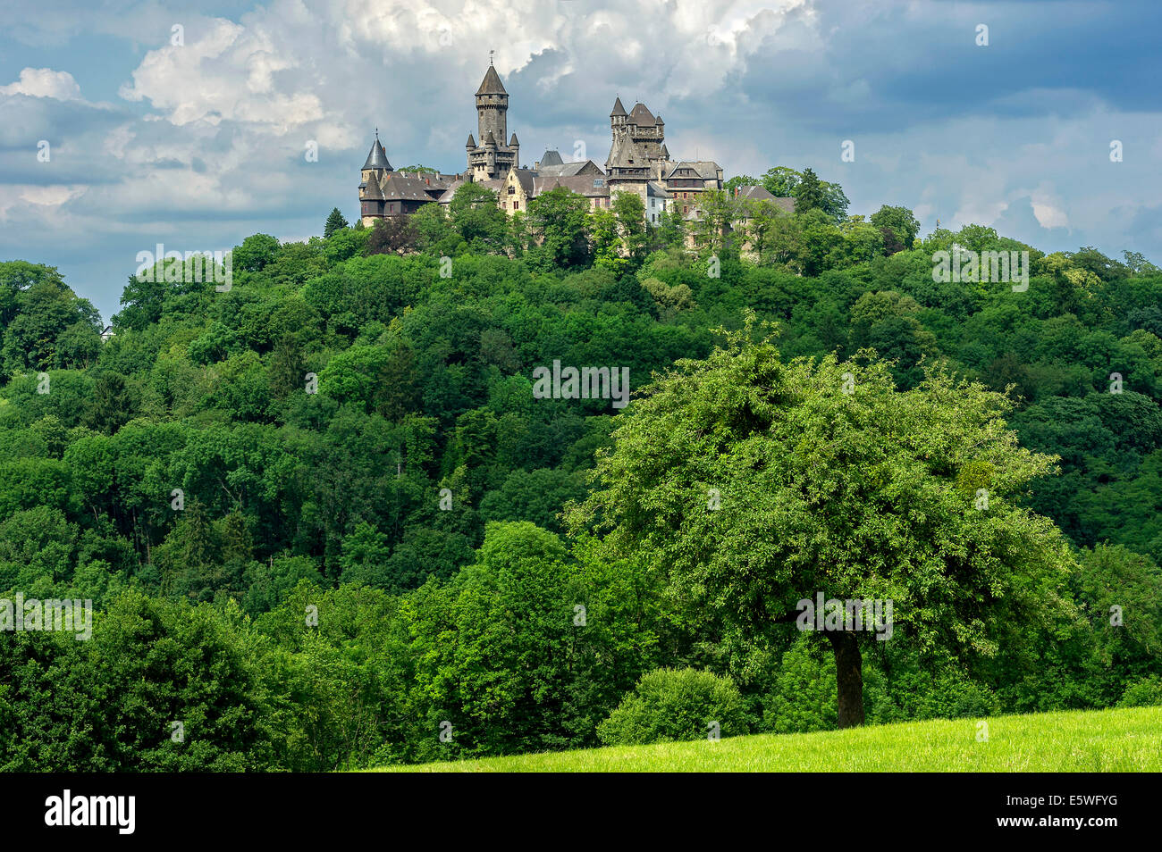 Le torri del castello, Hubertus Tower, New Castle Keep, Georg Tower e alterare la torre di stock, in generale la vista sul castello di Braunfels Foto Stock