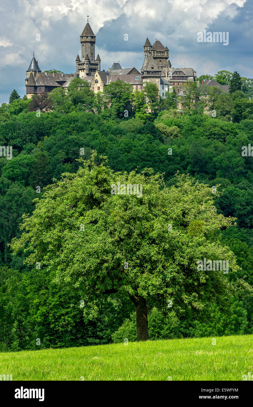 Le torri del castello, Hubertus Tower, New Castle Keep, Georg Tower e alterare la torre di stock, in generale la vista sul castello di Braunfels Foto Stock
