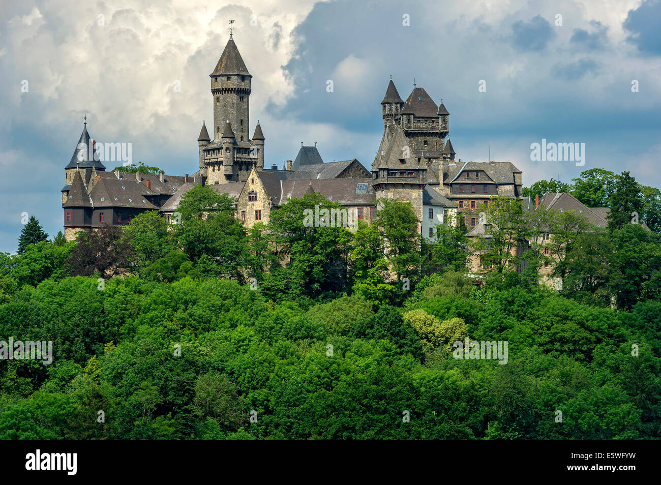 Le torri del castello, Hubertus Tower, New Castle Keep, Georg Tower e alterare la torre di stock, in generale la vista sul castello di Braunfels Foto Stock