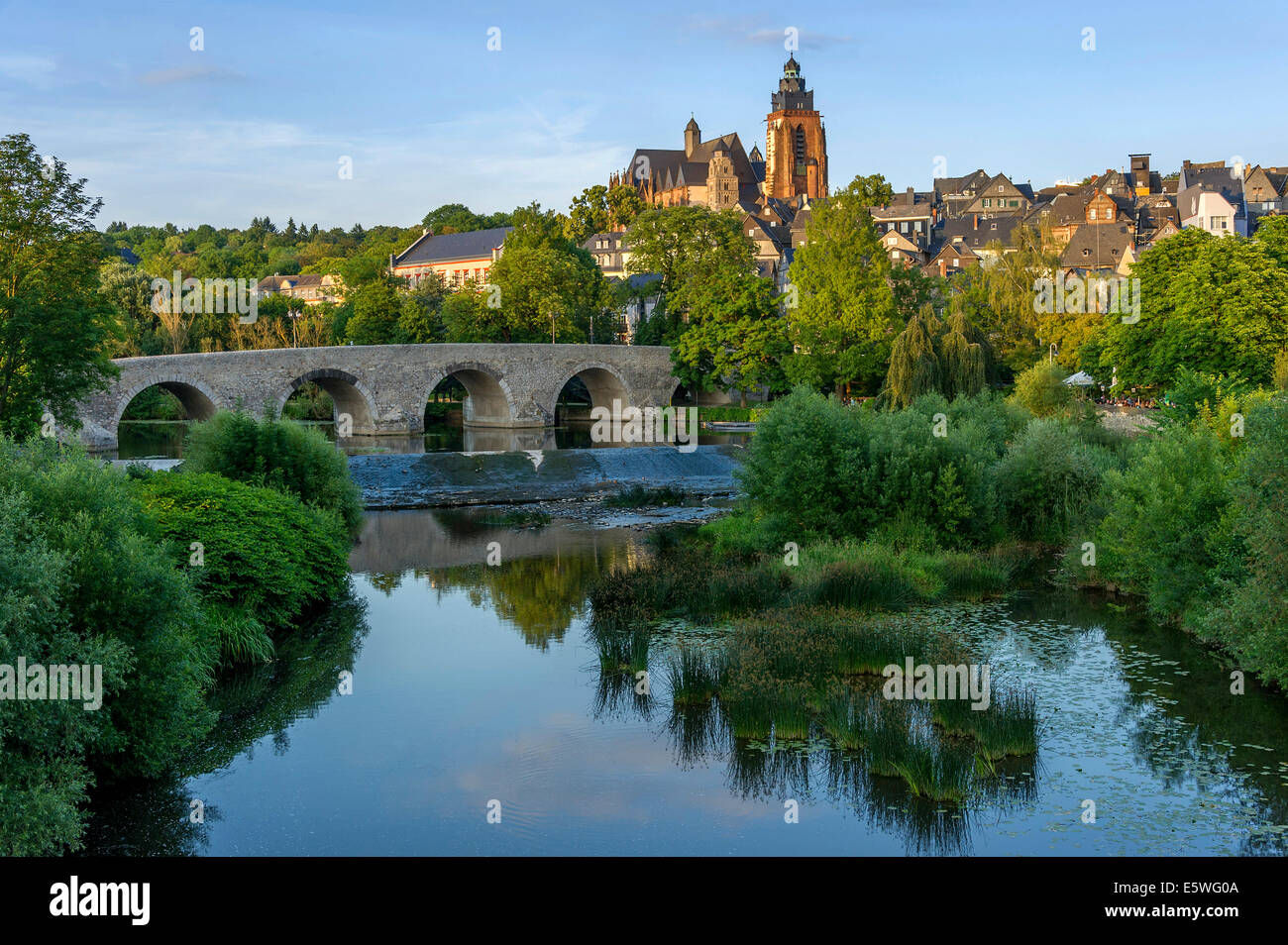 Cattedrale di Wetzlar, vecchio ponte di Lahn, fiume Lahn, città vecchia, Wetzlar, Hesse, Germania Foto Stock