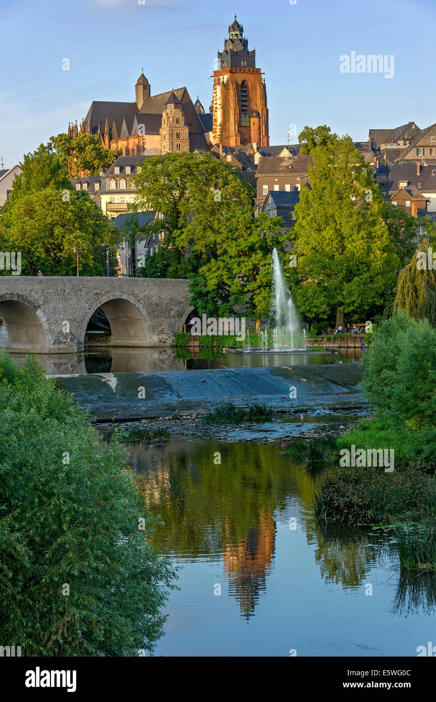 Cattedrale di Wetzlar, vecchio ponte di Lahn, fontane dell'organo ad acqua, fiume Lahn, città vecchia, Wetzlar, Hesse, Germania Foto Stock